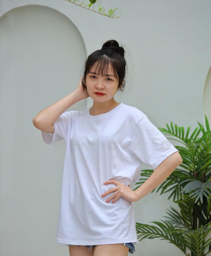 Áo thun trắng form rộng