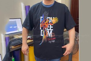 May và in áo phông Born Freedom