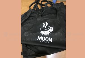 May và in tạp dề Quán Coffee Moon
