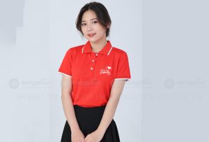 May và in áo phông màu đỏ We are family