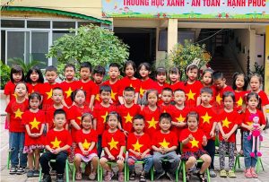 May và in áo phông cờ đỏ sao vàng cho trẻ em