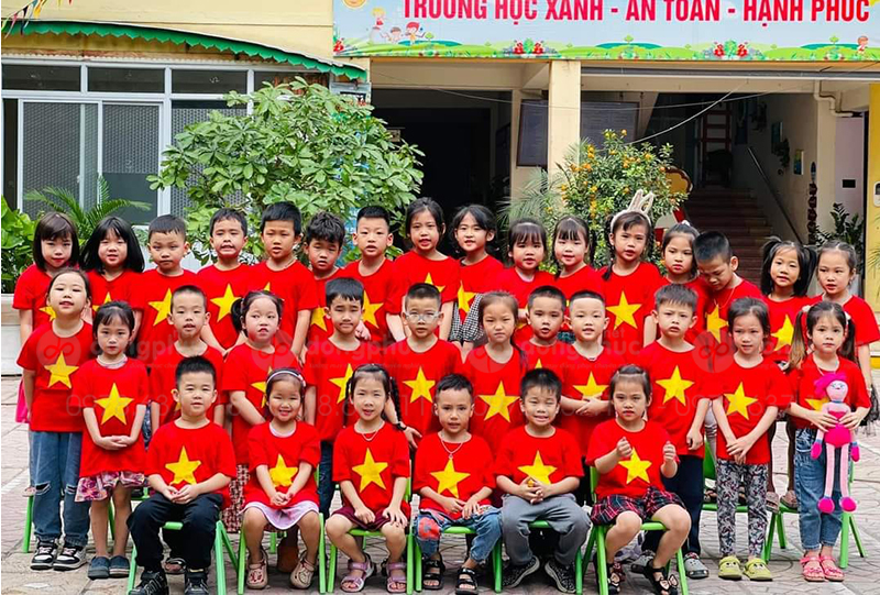 May và in áo phông cờ đỏ sao vàng cho trẻ em