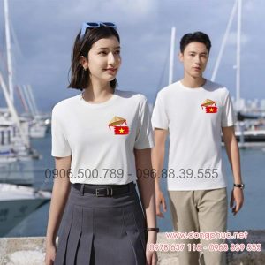 May và In Áo phông màu trắng in hình lá cờ đỏ cùng với nón lá